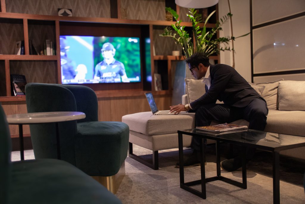 Fernando-Raymond-blogging-from-DoubleTree-by-Hilton-at-the-London-Excel